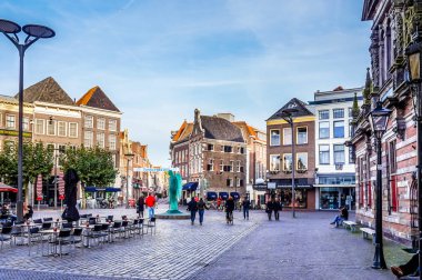 Tarihi binalarıyla eski Hansa Zwolle Hollanda'da Overijssel içinde merkezi ile Kent Meydanı