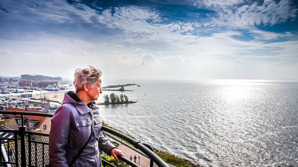 Senior Kobieta Oglądanie Sztormowej Pogody Nad Het Ijsselmeer Latarni Morskiej — Zdjęcie stockowe