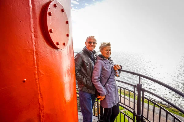 Casal Sênior Plataforma Farol Histórica Vila Piscatória Urk Nos Países — Fotografia de Stock