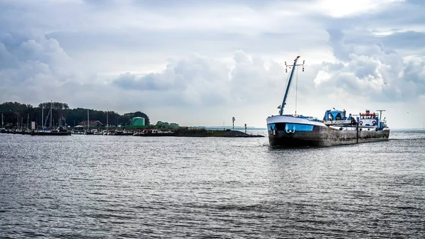 オランダの歴史的なよく知られた釣りウルク村の港に入る大型のカッターの吸引の浚渫船容器 — ストック写真