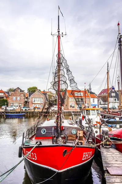 荷兰乌尔克历史渔村港口的老式渔船 — 图库照片