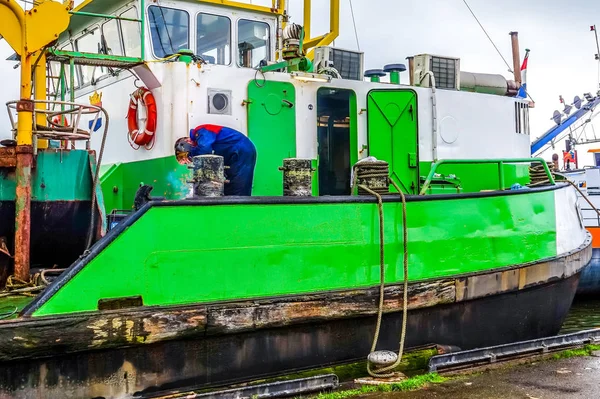 Сварщик Ремонтирует Булларды Большом Режущем Судне Dredger Стоящем Якоре Ремонта — стоковое фото