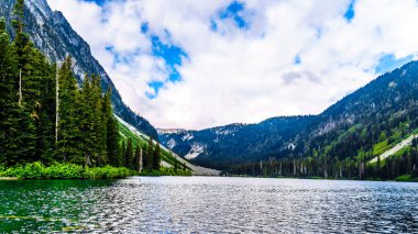 Yüksek Falls göle Kristal berraklığında suları alp yakınındaki Coquihalla Zirvesi British Columbia, Kanada