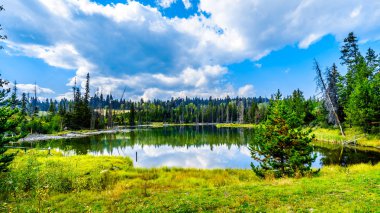 Şafak kızdırma Pond Lac Le Jeune Kamloops, British Columbia, Kanada yakınındaki yakınlarındaki Meadow Creek yolu
