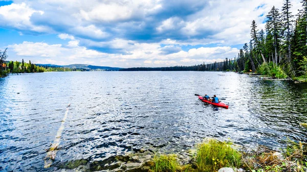 Zwei Mann Kajak Auf Dem See Lac Jeune Der Nähe — Stockfoto