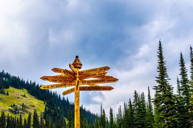 Tod dağda Sun Peaks köyde Bc, Kanada, dünyada bazı iyi bilinen dağlar uzaklığını gösteren imi