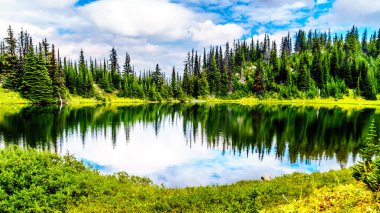 Alp köyü Sun Peaks British Columbia, Kanada Shuswap Dağlık, Tod dağın tepesine Tod Lake 6,545 feet yükseklikte yakındır