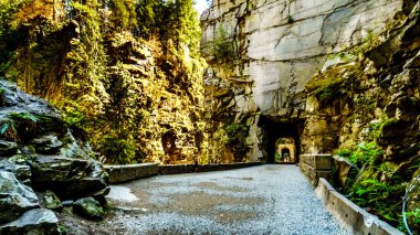 Othello tünelleri, Coquihalla Kanyon, şimdi Kettle Vadisi Demiryolu yakınındaki şehir umut, British Columbia, Kanada terk
