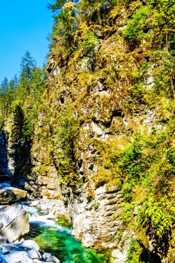 Othello tüneller eski Kettle Vadisi Demiryolu umut kasaba, British Columbia, Kanada yakın geçmişte ve derin Coquihalla kanyonda akarken Coquihalla nehir turkuaz suları