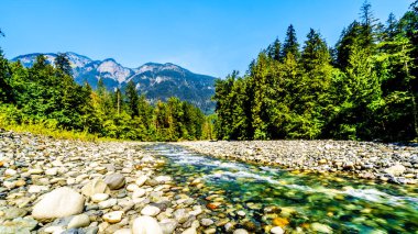 Coquihalla Canyon il parkın içinden ve eski Kettle Vadisi Demiryolu umut kasaba, British Columbia, Kanada yakınındaki Othello tünelleri geçmiş olarak Coquihalla nehir akar