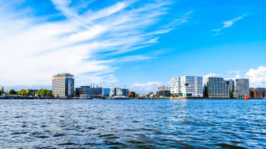 Amsterdam, Noord Holland/Hollanda - 28 Eylül 2018: Het modern mimari binalarla çevrili IJ adlı liman meşgul sularına