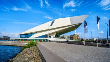 Amsterdam, Noord Holland/Hollanda - 28 Eylül 2018: göz Film Müzesi Het IJ adlı limanın kuzey kıyısında futuristik binada şekli
