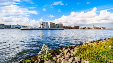 Amsterdam, Noord Holland/Hollanda - 28 Eylül 2018: Het modern mimari binalarla çevrili IJ adlı liman meşgul sularına