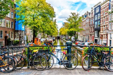 Amsterdam, Hollanda - 28 Eylül 2018: Bloemgracht boyunca tarihi Gable evleri görüntülendi Tweede Leliedwarsstreet Köprüsü, eski merkezi Amsterdam tarihi Jordaan bölgesinde 