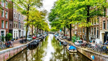 Amsterdam, Hollanda - 28 Eylül 2018: tarihi Jordaan Bloemgracht boyunca tarihi Gable evleri ilçe eski merkezi Amsterdam'da 