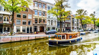 Amsterdam, Hollanda - 28 Eylül 2018: Bloemgracht, eski merkezi Amsterdam Jordaan bölgesinde turist ile ahşap kanal tekne
