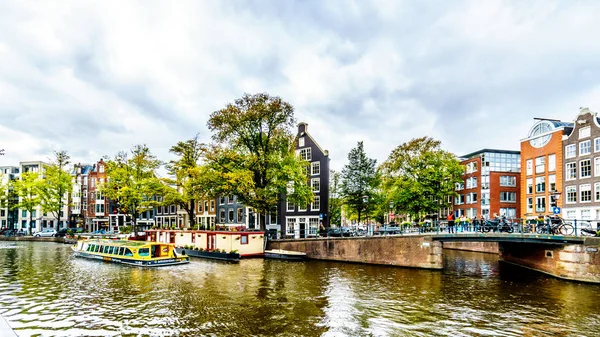 アムステルダム オランダ 2018 アンネ フランクの家の向かいに古いアムステルダム中心部のヨルダン地区を流れる Bloemgracht プリンセン運河と交差の運河ボート — ストック写真