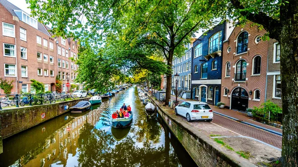 Amsterdam Nizozemsko Září 2018 Malé Canal Lodě Turisty Elegantiersgracht Historické — Stock fotografie