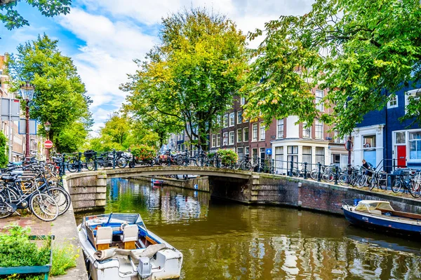 Amsterdam, Hollanda - 28 Eylül 2018: bisiklet Bloemgracht ve tarihi Jordaan Tweede Leliedwarsstreet köprüde üzerinde her yerde ilçe eski merkezi Amsterdam'da