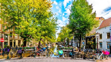 Amsterdam, Hollanda - 28 Eylül 2018: bisiklet üzerinde Elegantiersgracht Hilletjesbrug üzerinde canal, eski merkezi Amsterdam tarihi Jordaan bölgesinde
