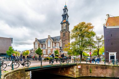Amsterdam, Hollanda - 28 Eylül 2018: Westerkerk kilise tarafından Bloemgracht ve Prinsengracht kanal Jordaan mahallesinde kavşak trafik kavaşağında Westertoren'e Kulesi ile