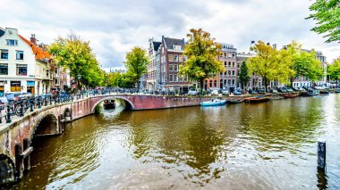 Amsterdam, Hollanda - 28 Eylül 2018: Kanal tekne Keizersgracht kanalı üzerinden eski tarihi merkezi Amsterdam Leliegracht kanala girme