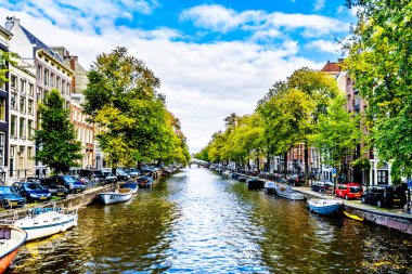 Amsterdam, Hollanda - 28 Eylül 2018: küçük tekneler, oto ve motosiklet Herengracht veya beyefendilerin kanalda, Amsterdam'ın tarihi merkezi astar 