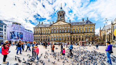 Amsterdam, Hollanda - 28 Eylül 2018: barajda toplama turistler üzerinde tarihi merkezi, Amsterdam Kraliyet Sarayı ile birçok onun güvercinler ile kare planda