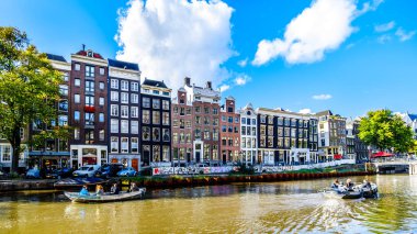 Amsterdam, Hollanda - 28 Eylül 2018: turist kanal tekne bağlama Anne Frank House Amsterdam tarihi merkezi Jordaan mahallesinde Prinsengracht (Prens kanal) at