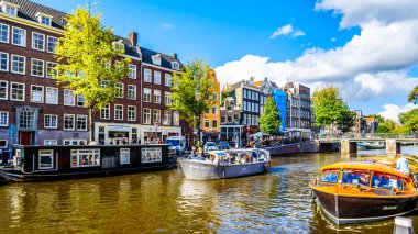 Amsterdam, Hollanda - 28 Eylül 2018: turist kanal tekne bağlama Anne Frank House Amsterdam tarihi merkezi Jordaan mahallesinde Prinsengracht (Prens kanal) at