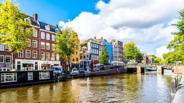 Amsterdam, Hollanda - 28 Eylül 2018: Prinsengracht (Prens kanalı), Leliegracht (Lelie kanalı), çok sayıda tarihi evleri ve süslü gables Amsterdam'da merkezi