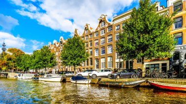 Amsterdam, Hollanda - 28 Eylül 2018: Prinsengracht (Prens kanal) ile o birçok tarihi evleri ve zevk tekne Amsterdam Merkezi