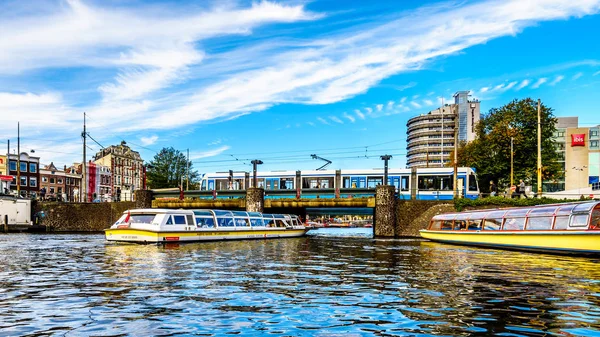 荷兰阿姆斯特丹 2018年9月28日 运河船在阿姆斯特丹市中心中央车站的站接下桥 驶向辛格格拉克特运河 — 图库照片