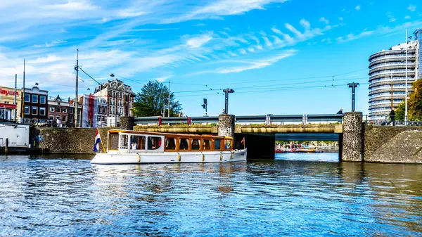 Amsterdã Holanda Setembro 2018 Velho Canal Barco Passando Sob Ponte — Fotografia de Stock
