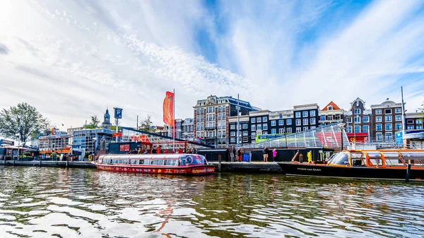 荷兰阿姆斯特丹 2018年9月28日 阿姆斯特丹历史中心达马克运河中的旅游运河船 — 图库照片