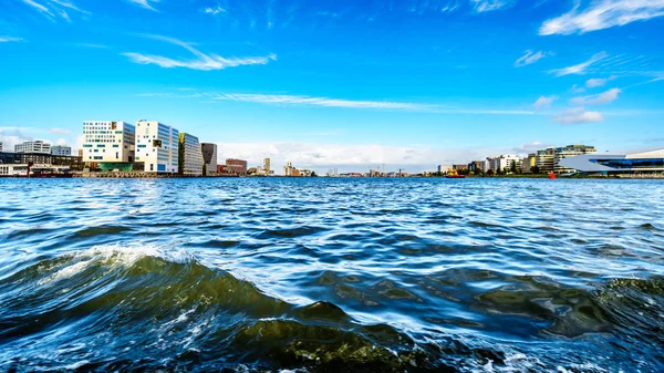 在荷兰历史名城阿姆斯特丹 被现代建筑所包围的港口繁忙的水域被现代建筑所包围 — 图库照片