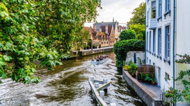 Brugge/Belçika - 18 Eylül 2018: Kanal tekne yolculuğu, Bruges, Belçika Ortaçağ şehir merkezinde Groenerei kanalda içinde