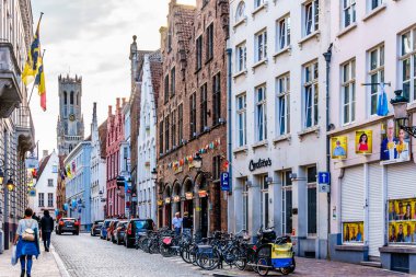 Brugge/Belçika - 18 Eylül 2018: Dar Arnavut kaldırımlı sokakları ve evler adım gables ve Çan Kulesi içinde belgili tanımlık geçmiş tarihi ortaçağ kentin, Bruges, Belçika