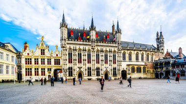 Brugge/Belçika - 18 Eylül 2018: Belediye Binası ve sağa, Bruges, Belçika Ortaçağ şehrin kalbinde Burg meydanında Kutsal Kan Bazilikası tarihi binalar
