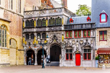 Brugge/Belçika - 18 Eylül 2018: Bruges, Belçika tarihi şehir merkezinde Burg meydanında Kutsal Kan Bazilikası