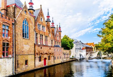 Brugse Vrije Groenerei kanal, Bruges, Belçika Ortaçağ şehir bina arkası tarihi gables