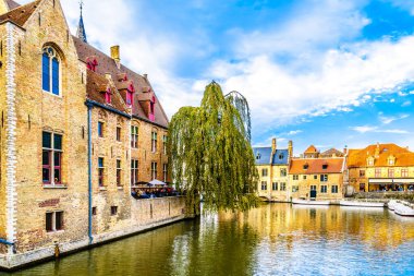 Belçika 'nın ortaçağdan kalma Bruges kentindeki Dijver Kanalı' ndan tarihi binalar ve Belfort Kulesi manzarası