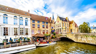 Brugge/Belçika - 18 Eylül 2018: Turist kanal tekne, Bruges, Belçika Katelijnestraat kanalda Wollestreet köprüden