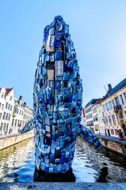 Brugge / Belçika - 18 Eylül 2018: Bruges, Belçika için bir kanal dışında plastik waster 5 ton yapılan bir balina yükselir