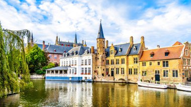 Görünümü, Bruges, Belçika Ortaçağ şehir Katelijnestraat kanalda Huidenvettershuis Kulesi ve tarihi binalar