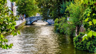 Bir taş ile çok sayıda kanal kemer köprüler üzerinden bir kanal tarihi Ortaçağ şehir Bruges, Belçika