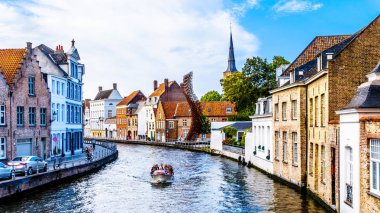 Bruges, Belçika çelik Lanchals heykel ve sağdaki St. Anna Kilisesi'nin Kulesi tarihi şehir St. Annarei kanalda kanal tekne turuna