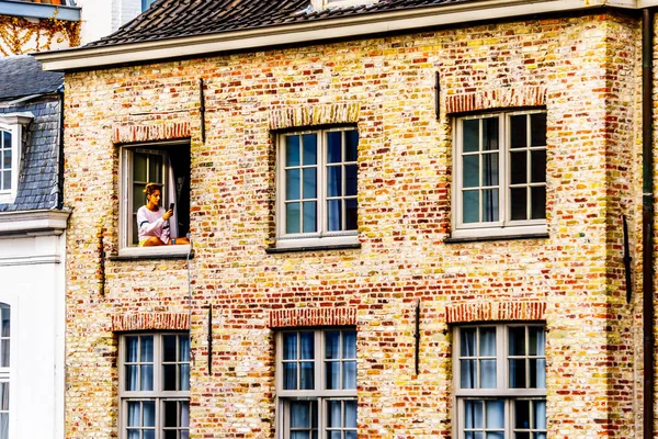 Brugge Nowiącą Września 2018 Dziewczyna Siedzi Otwartym Oknie Nowoczesnego Telefonu — Zdjęcie stockowe