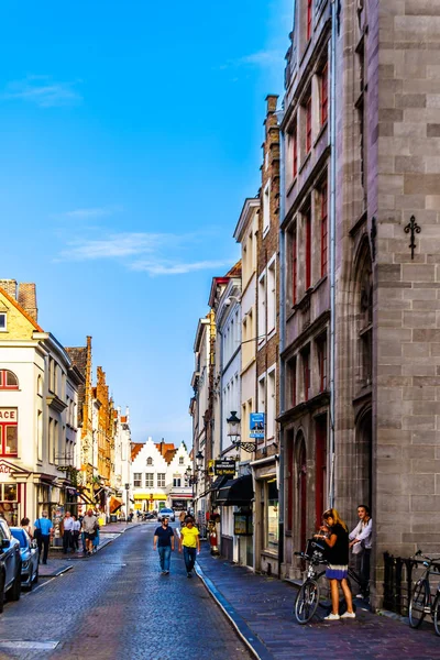 Brugge België Sept 2018 Smalle Geplaveide Straatjes Bakstenen Huizen Met — Stockfoto