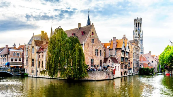 ベルギーの中世都市ブルージュのDijver運河からの歴史的建造物とベルフォートタワーの眺め — ストック写真